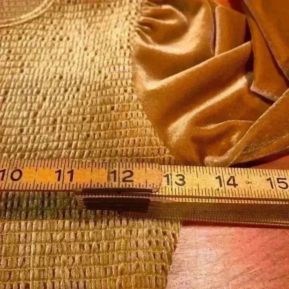 Easel Los Angeles Velvet Top. Womens size Small. Gold. Bodycon fit, Festive,Fall - Picture 5 of 7